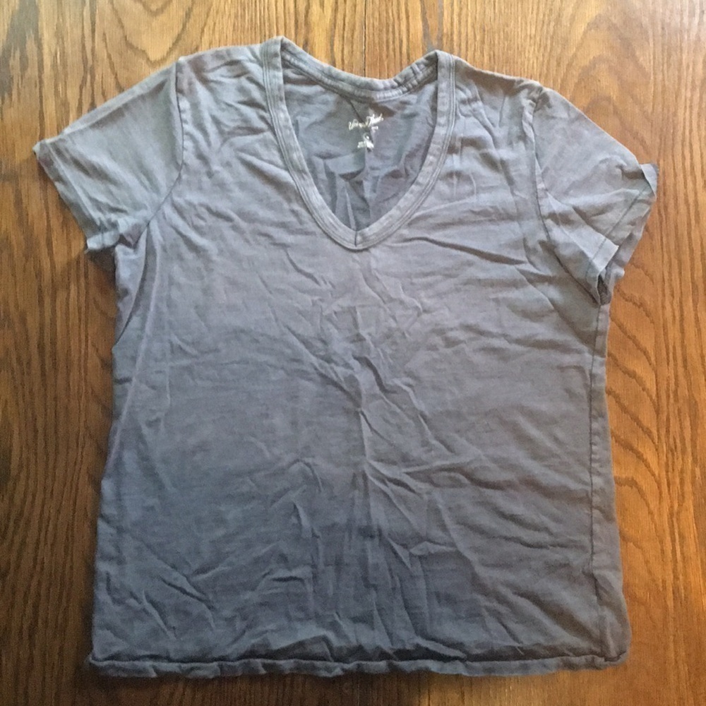 5/$20 Woman’s medium sized grey v-neck shirt